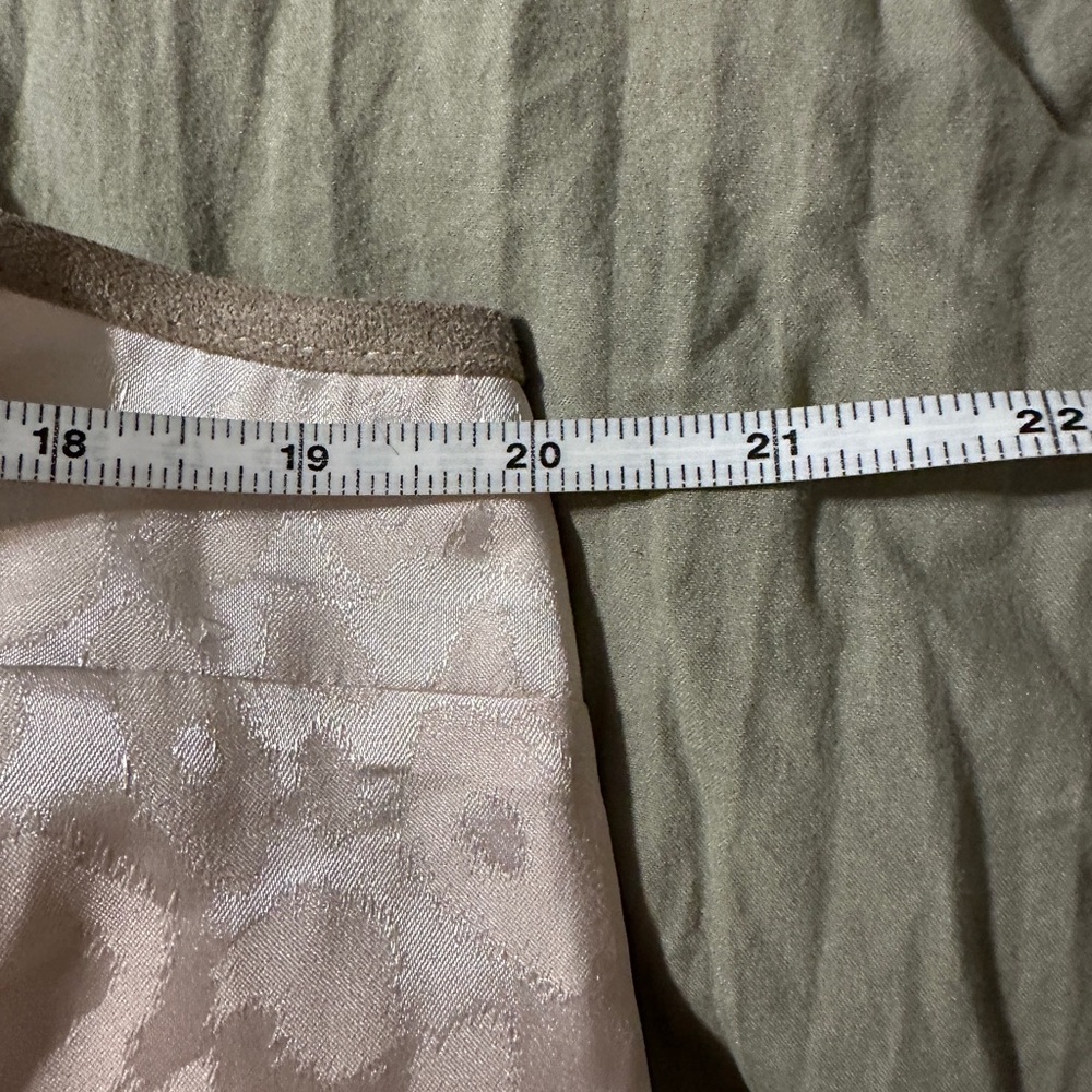 NWT Hem & Thread top. - Picture 3 of 7
